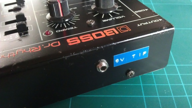 Boss DR-55: a 9V DC input |